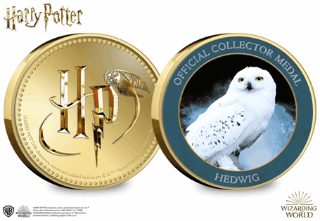 This official Harry Potter medal features a full colour image of
Hedwig, Harry's owl, on the reverse. The obverse features the Harry Potter logo.
It is protected in official Harry Potter packaging.