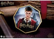 The Official Harry Potter Commemorative features a full colour image of Harry Potter. The obverse features the Harry Potter logo and has been plated in 24-carat Gold.