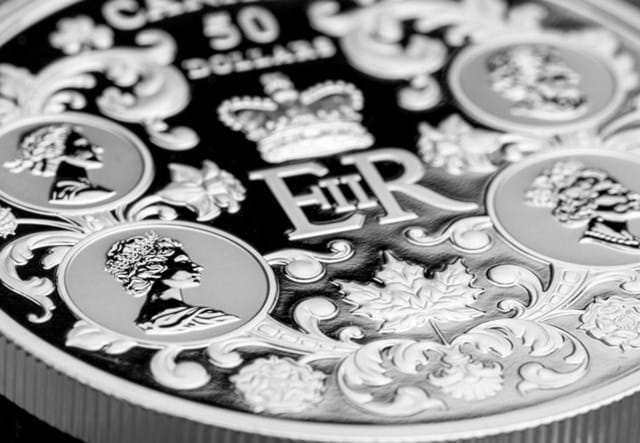 2022 RCM Queen's Reign Silver 5Oz Lifestyle Up Close