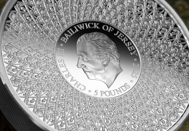 Buckingham Palace Silver 2Oz Close Up 03