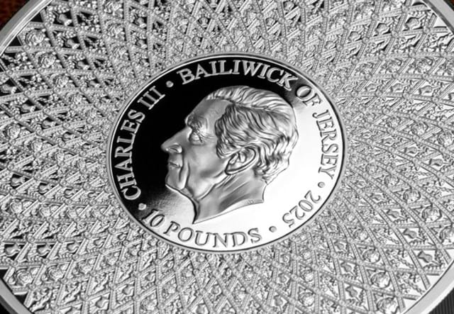 Buckingham Palace Silver 5Oz Close Up 01